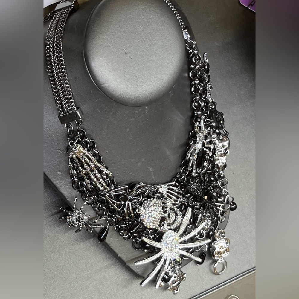 NWT ⚜️🖤⚜️ Natasha Spider and Skull Rhinestone Statement Necklace - Picture 5 of 15